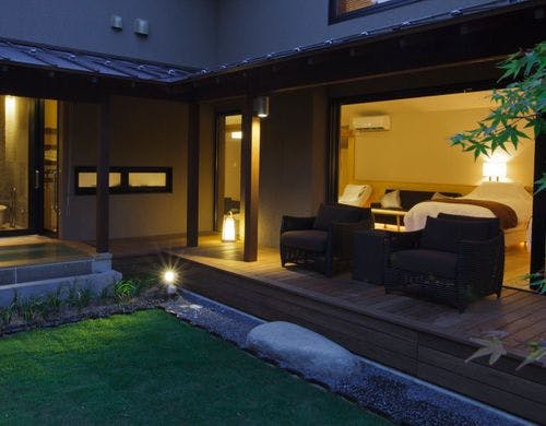 お庭より望む客室