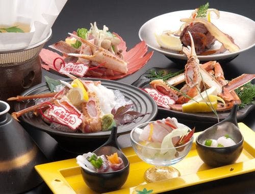 赤タグ付松葉蟹料理