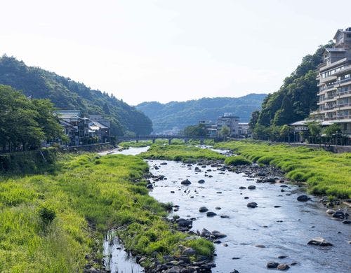 本館裏に流れている三朝川
