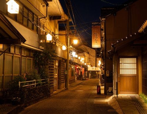 夜の三朝温泉は静寂に包まれます