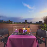 Teres dengan pemandangan panorama bandar Kyoto / Premium