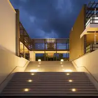 บันไดที่เชื่อมระหว่างที่พักและร้านอาหาร