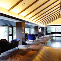 Piano agung dan antik Eropah bersinar