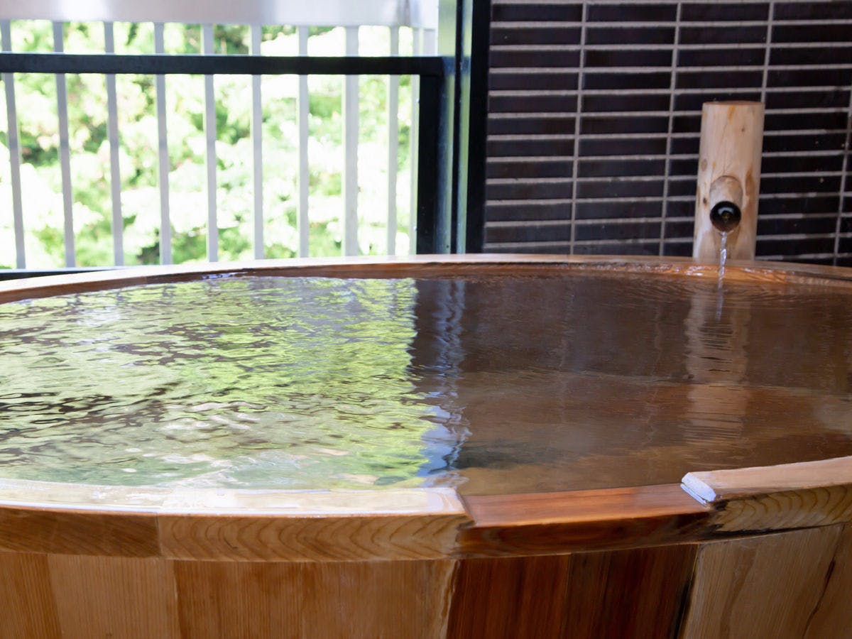 Mata air panas aliran terus dari sumber