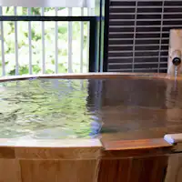 Mata air panas aliran terus dari sumber