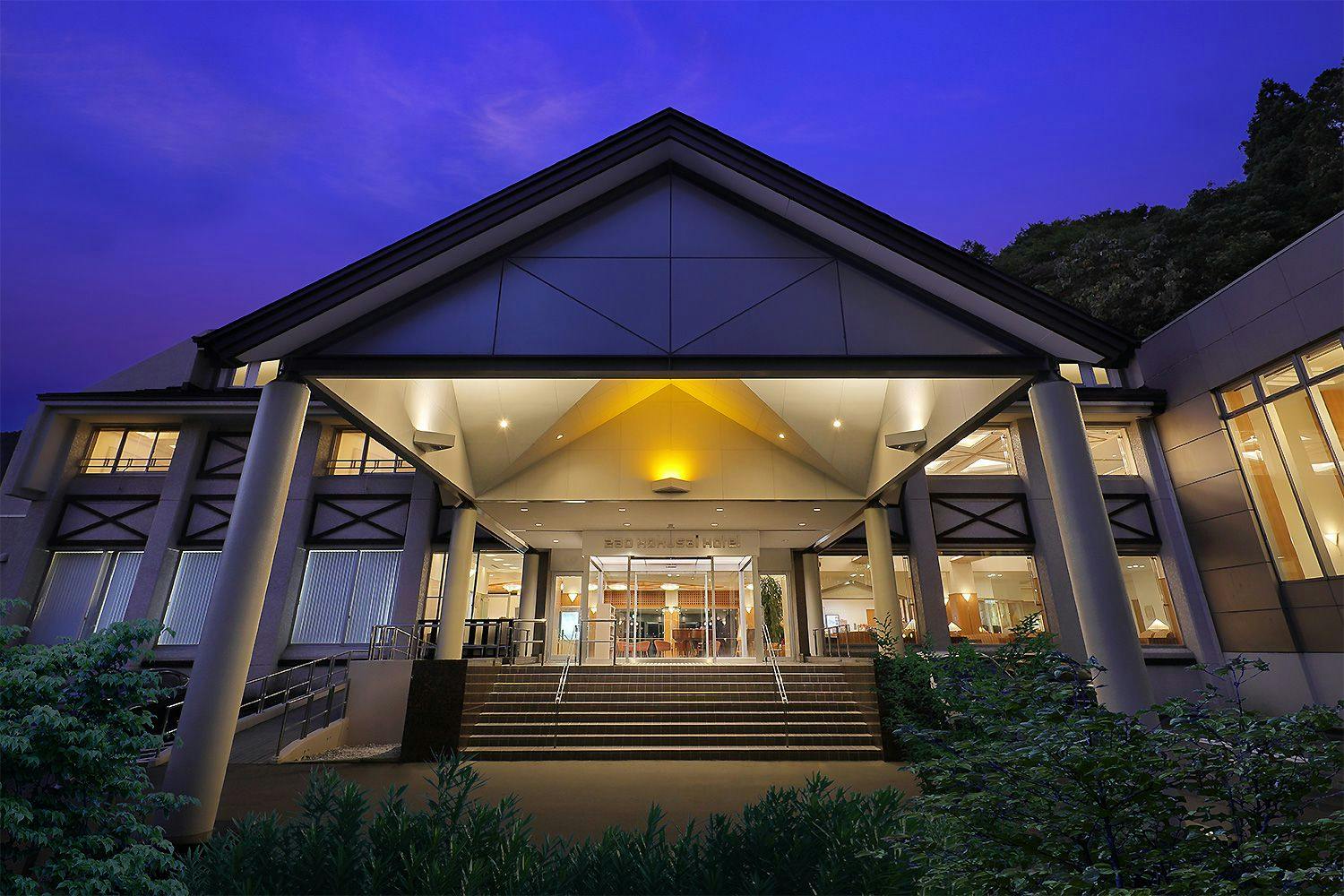 Hotel Antarabangsa Zao di hadapan pintu masuk utama