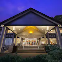 Hotel Antarabangsa Zao di hadapan pintu masuk utama