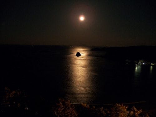 眺望（イメージ）夜の月