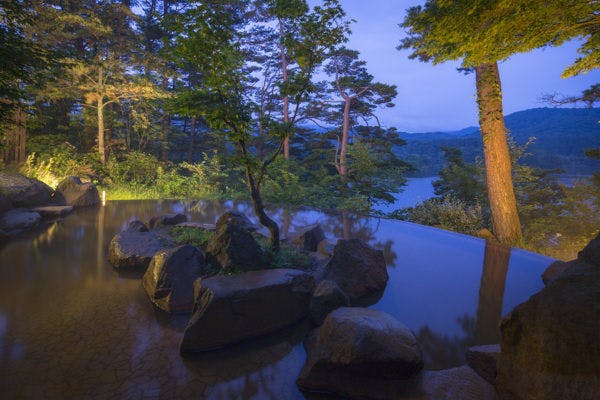 桧原湖を目の前に臨む絶景露天風呂