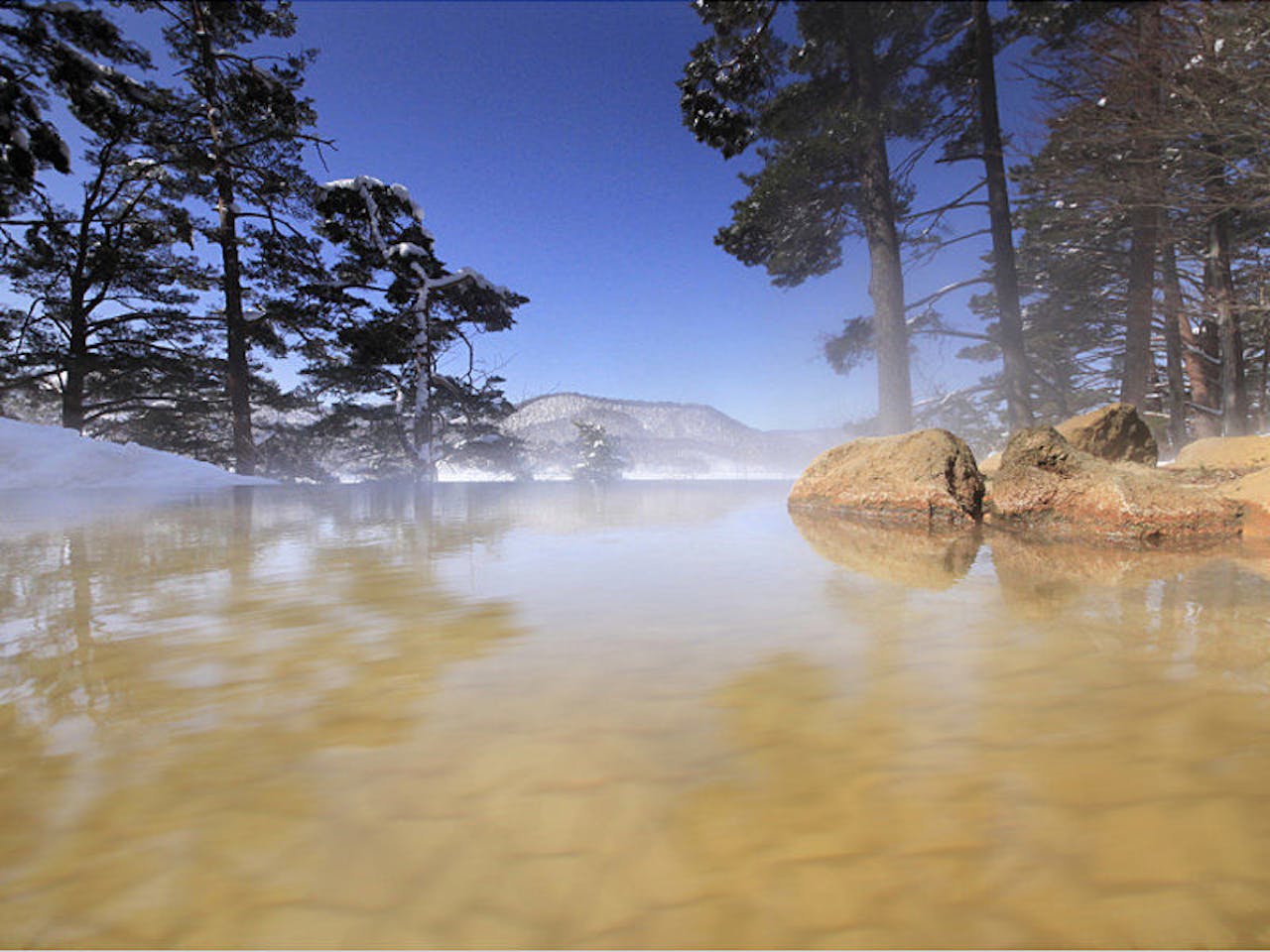 エリア唯一の自噴温泉。源泉100%掛け流し