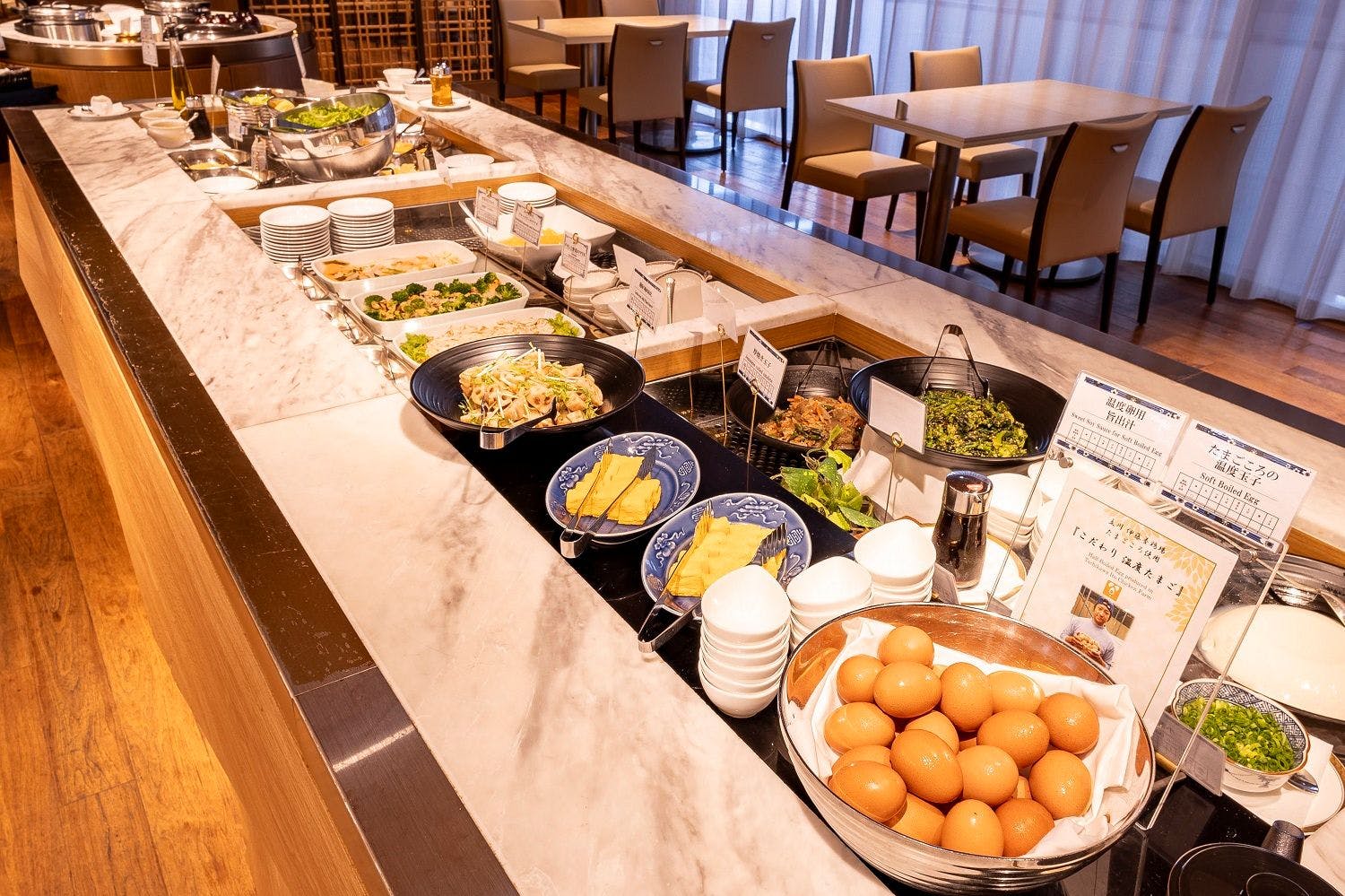 บุฟเฟ่ต์อาหารเช้ากว่า 40 ชนิดทั้งแบบญี่ปุ่นและตะวันตก