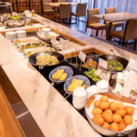 บุฟเฟ่ต์อาหารเช้ากว่า 40 ชนิดทั้งแบบญี่ปุ่นและตะวันตก