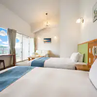 ห้องทวิน หน้าต่างแนวนอนและวิว (ท้องฟ้าสีคราม)