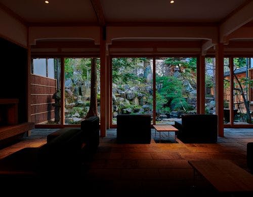 中庭を眺めるラウンジ