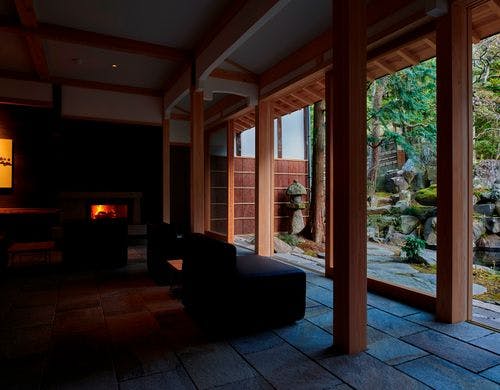 中庭を眺めるラウンジ