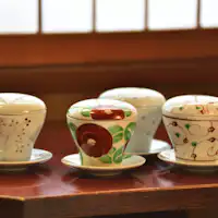 นี่คือถ้วยที่มีฝาปิดสำหรับใช้ในห้องพัก