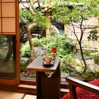 中庭を眺める京町家