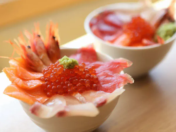 【1泊朝食】~遅めのご到着もOK~人気の海鮮丼をはじめ、豪華バイキングを堪能!<料金変動プラン>