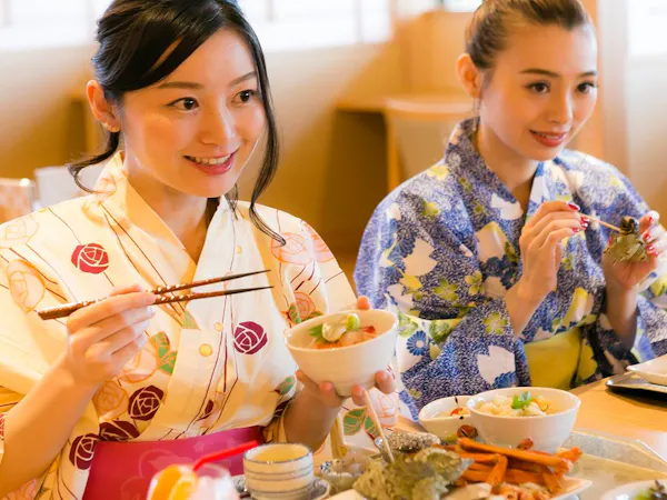 【1 คืน 2 มื้อพื้นฐาน】เพลิดเพลินกับบุฟเฟ่ต์อาหารทะเลสุดหรูจากทะเลญี่ปุ่น! เดินเพียง 8 นาทีถึงศาลเจ้าอิซุโมะไทฉะ ~ การเดินทางน้ำพุร้อนเพื่อเสริมสร้างความสัมพันธ์ ~