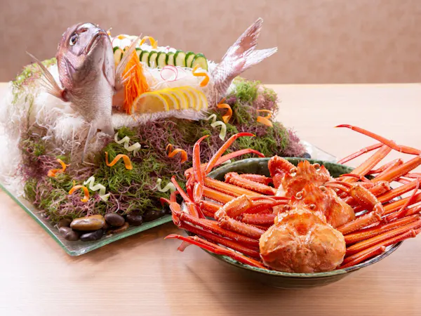 【1 คืน 2 มื้อพื้นฐาน】เพลิดเพลินกับบุฟเฟ่ต์อาหารทะเลสุดหรูจากทะเลญี่ปุ่น! เดินเพียง 8 นาทีถึงศาลเจ้าอิซุโมะไทฉะ ~ การเดินทางน้ำพุร้อนเพื่อเสริมสร้างความสัมพันธ์ ~