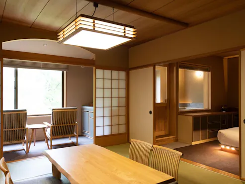 ห้องพักสไตล์ญี่ปุ่นและตะวันตกพร้อมอ่างอาบน้ำวิวทิวทัศน์ (70 ตร.ม.)