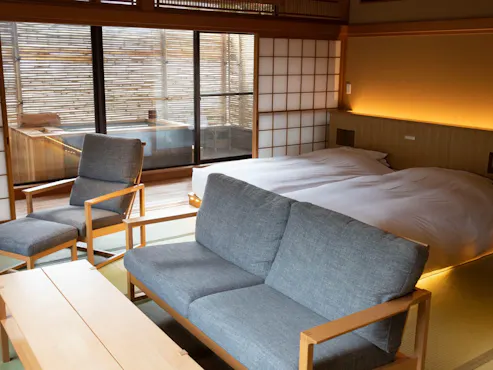 ห้องนอนสไตล์ญี่ปุ่นพร้อมอ่างอาบน้ำกลางแจ้ง (62 ตร.ม.)