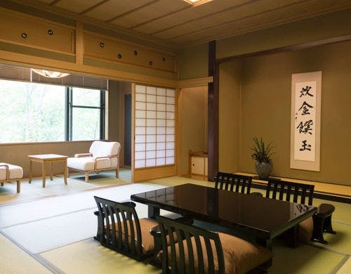 離れの檜内風呂付特別客室（122平米）