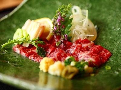 【極上馬刺し付き懐石プラン】完全個室のお食事処で本場の馬刺しをゆっくりと堪能。