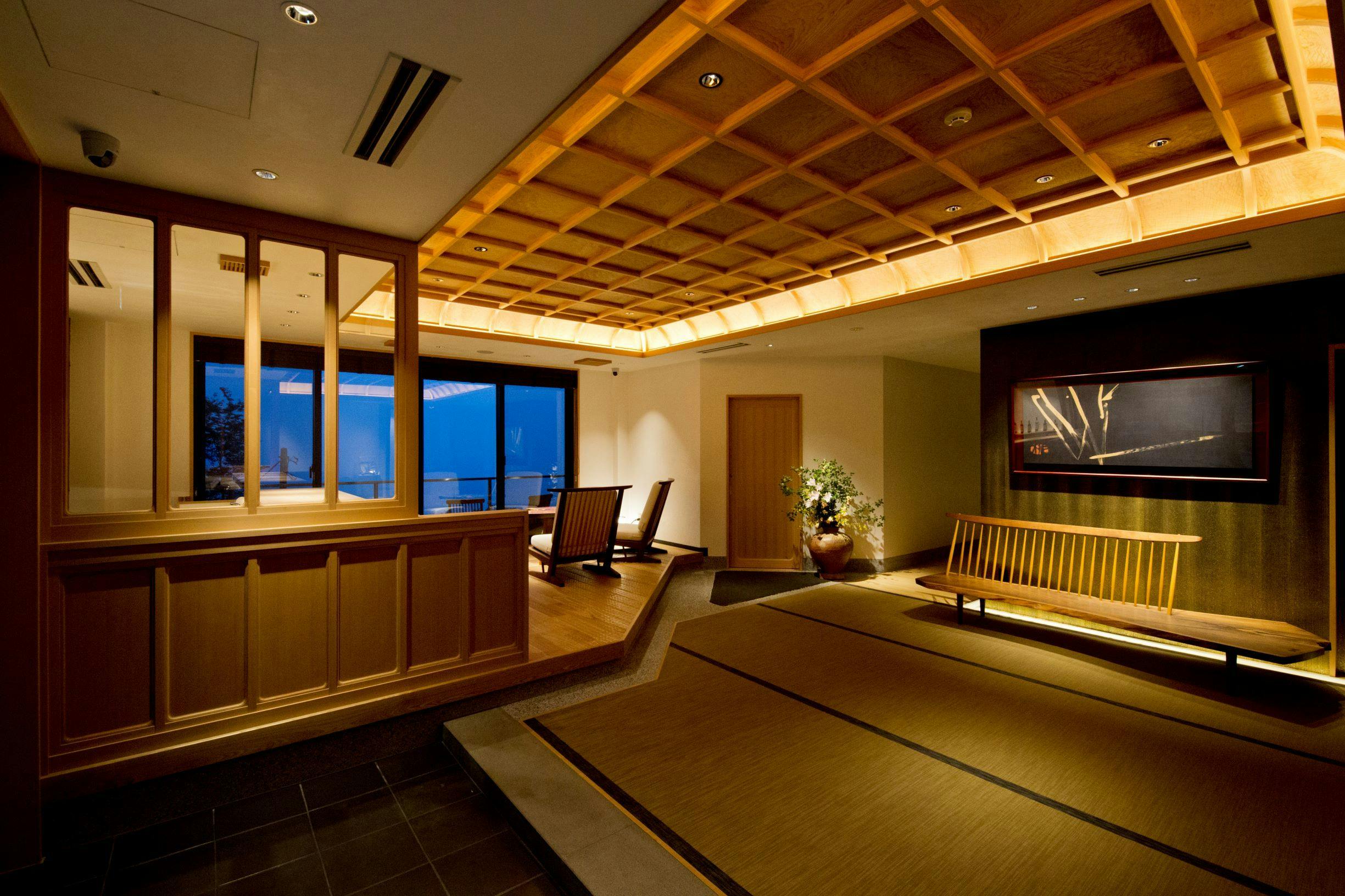 玄関を入りますと格天井のロビーが