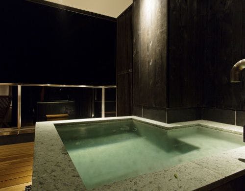 本館三階は伊豆石の露天風呂です