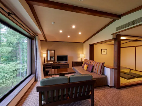 ห้องพักขนาด 45 ตารางเมตรพร้อมห้องนั่งเล่นและห้องสไตล์ญี่ปุ่น