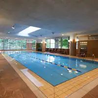 สระว่ายน้ำในร่มน้ำอุ่นที่โรงแรม Harvest Tateshina