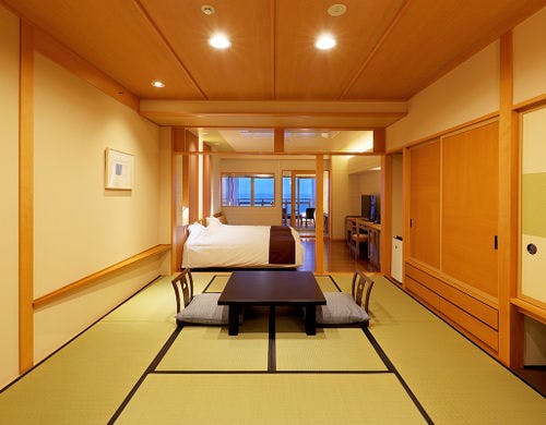 海を眺めるビューバスとテラスには露天風呂