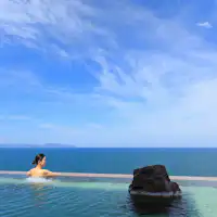 하늘과 바다와 온천이 끊김 없이 이어집니다.