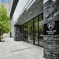 Pintu masuk sisi barat, menghadap Jalan Midosuji