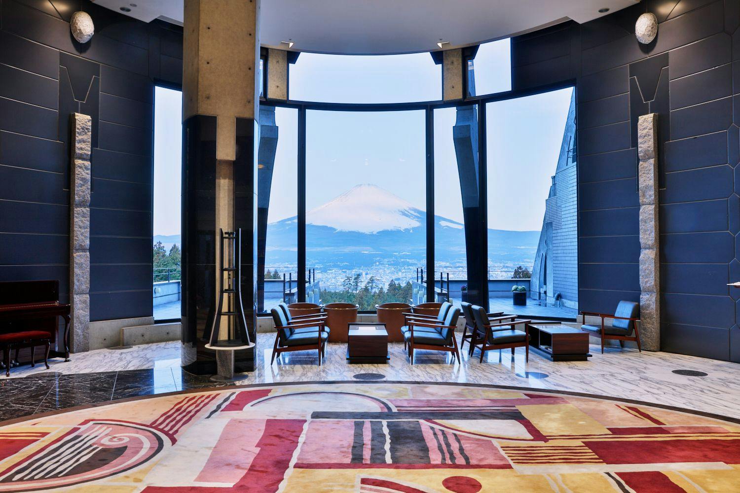 ロビーからは富士山を眺める