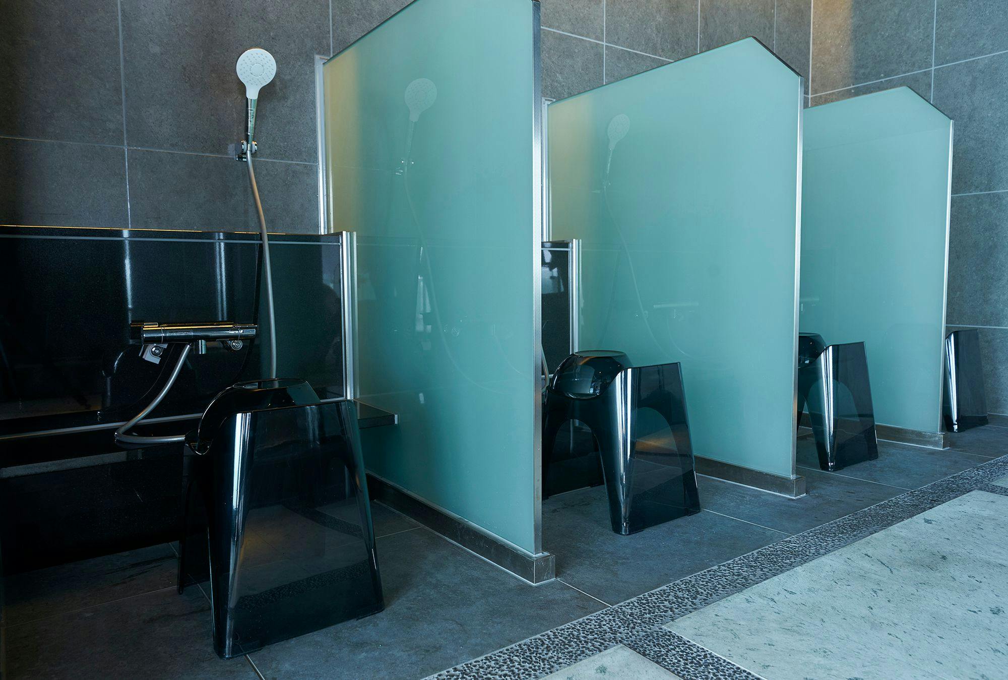 สิ่งอำนวยความสะดวกสำหรับอาบน้ำพร้อมวิวและพื้นที่ล้างตัว.