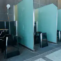 สิ่งอำนวยความสะดวกสำหรับอาบน้ำพร้อมวิวและพื้นที่ล้างตัว.