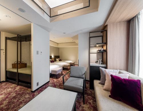 デラックストリプルルームのソファスペース