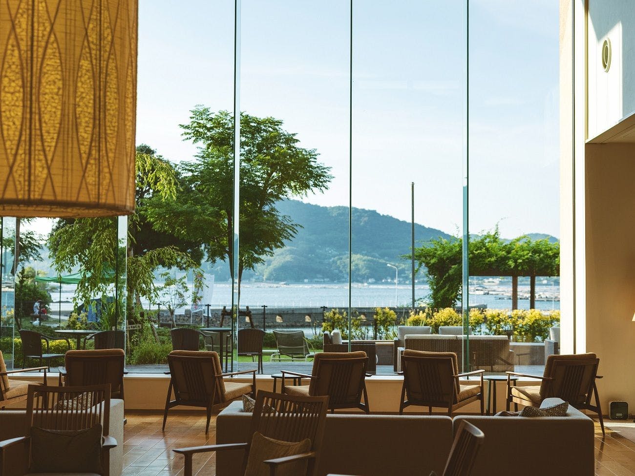 เลานจ์ที่มีเพดานสูงให้ความรู้สึกโปร่งโล่ง