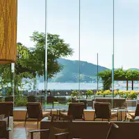 เลานจ์ที่มีเพดานสูงให้ความรู้สึกโปร่งโล่ง