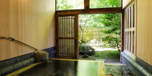 静かな森と文化財離れの宿 環翠楼