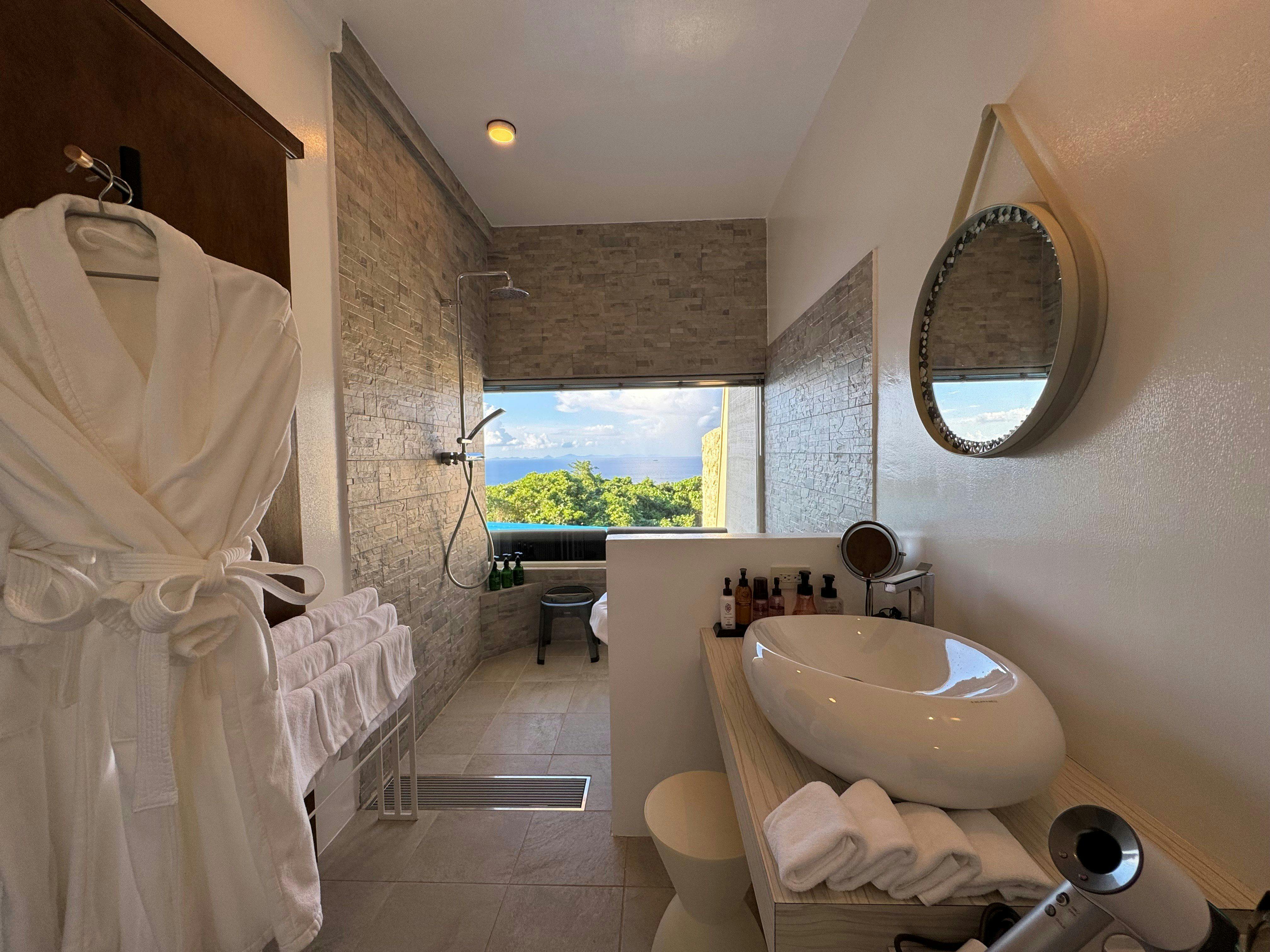 海の部屋　バスルームからの景色