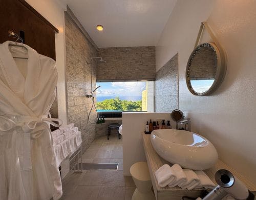 海の部屋　バスルームからの景色