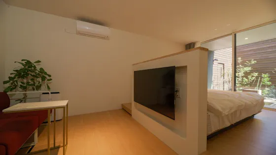 附有源泉掛流露天溫泉的客房。