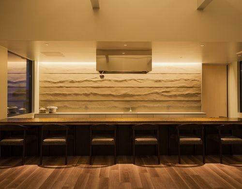 カウンターで作り上げる日本料理