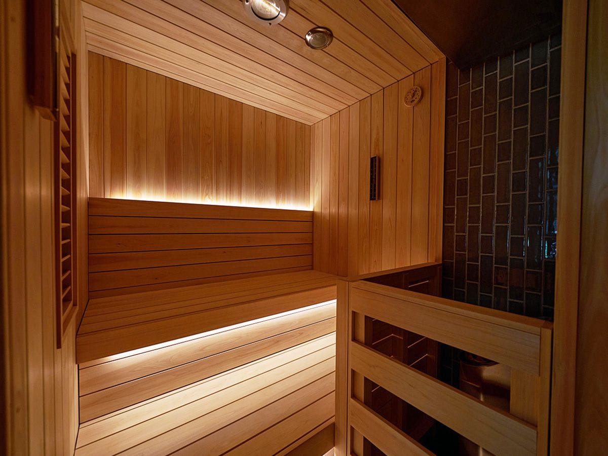 セルフロウリュが愉しめるドライサウナ