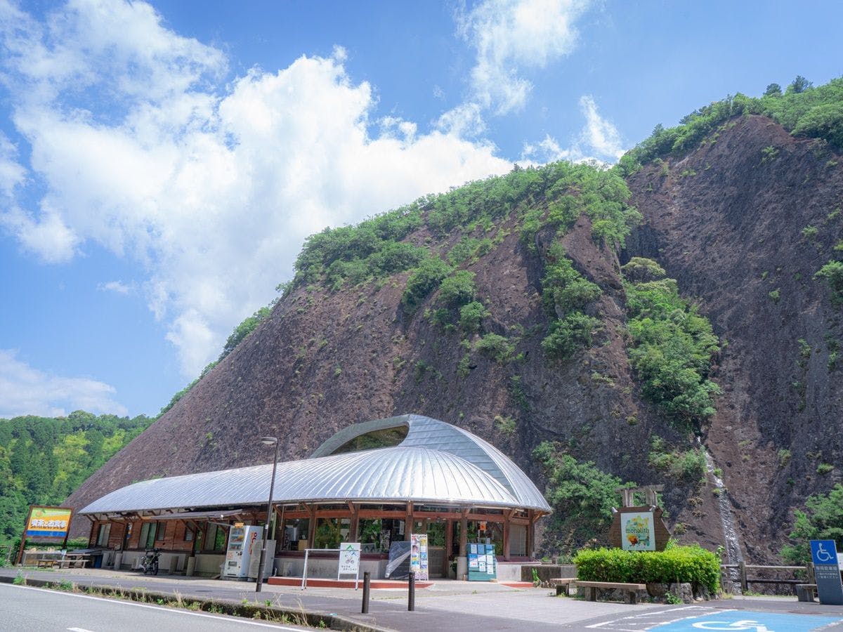 Kafe "Monolith" yang terletak betul-betul di hadapan batu monolit.