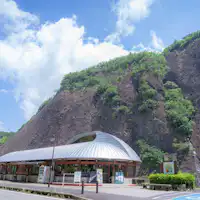 Kafe "Monolith" yang terletak betul-betul di hadapan batu monolit.