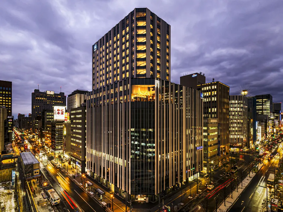 THE GATE HOTEL 札幌 by HULIC 外観_夕方